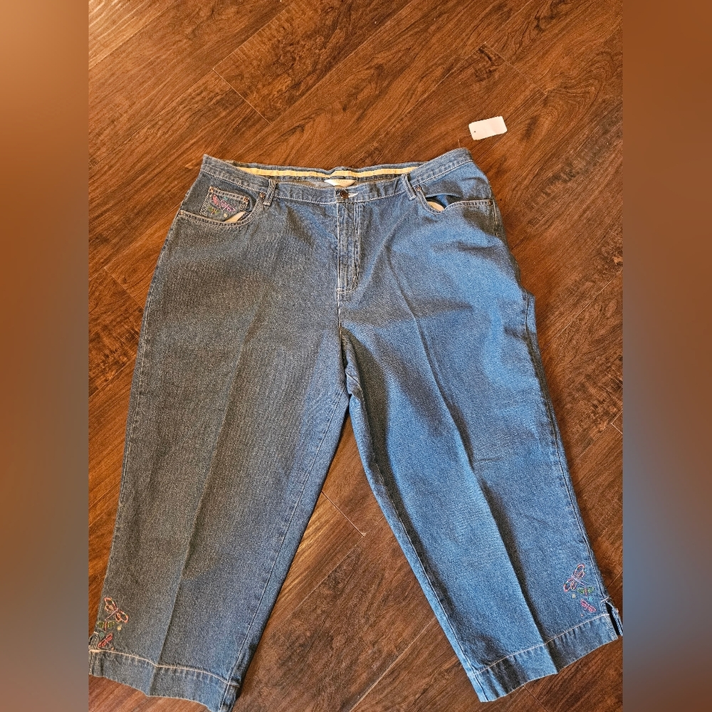 NWT CJ Banks Plus Denim Capri Jeans Sz 20 Embroidered